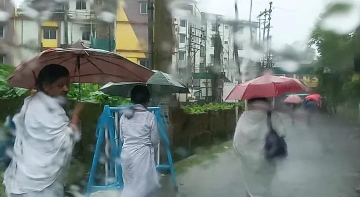 উত্তরের দুই জেলা আলিপুরদুয়ার ও জলপাইগুড়িতে শুরু হয়েছে ভারী বৃষ্টি, পরিস্থিতি মোকাবিলায় প্রস্তুত প্রশাসন