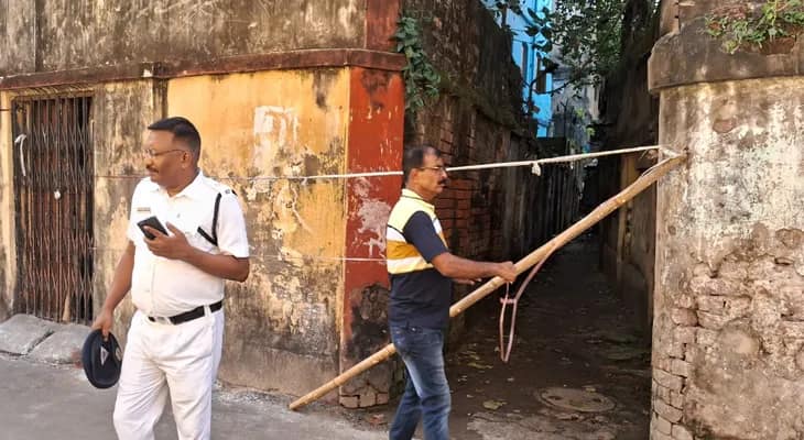 আমহার্স্ট স্ট্রিট থানা এলাকায় রাজাবাজার ক্রসিংয়ের কাছে ম্যানহোল থেকে মৃতদেহ উদ্ধার
