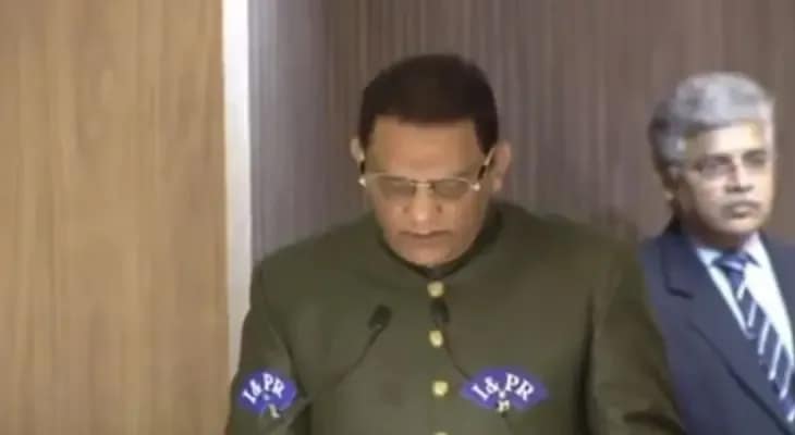 তেলেঙ্গানা সরকারের মন্ত্রিসভায় মন্ত্রী পদে শপথ নিলেন প্রাক্তন ক্রিকেটার তথা কংগ্রেস নেতা মহম্মদ আজহারউদ্দিন