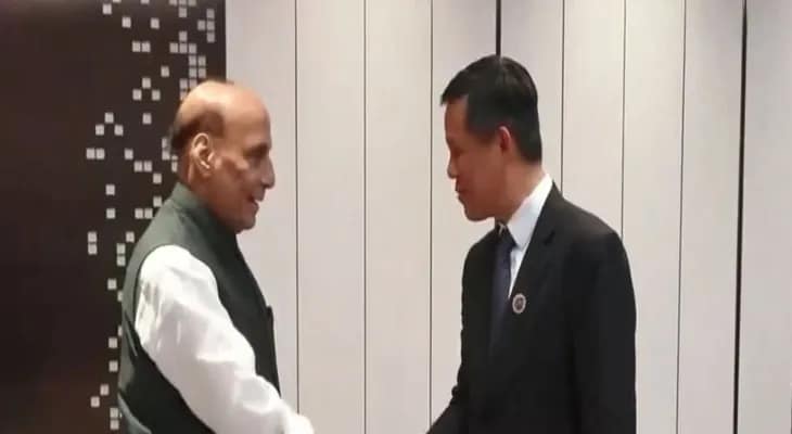 কুয়ালালামপুরে সিঙ্গাপুরের প্রতিরক্ষামন্ত্রীর সঙ্গে দেখা করলেন ভারতের প্রতিরক্ষামন্ত্রী রাজনাথ সিং