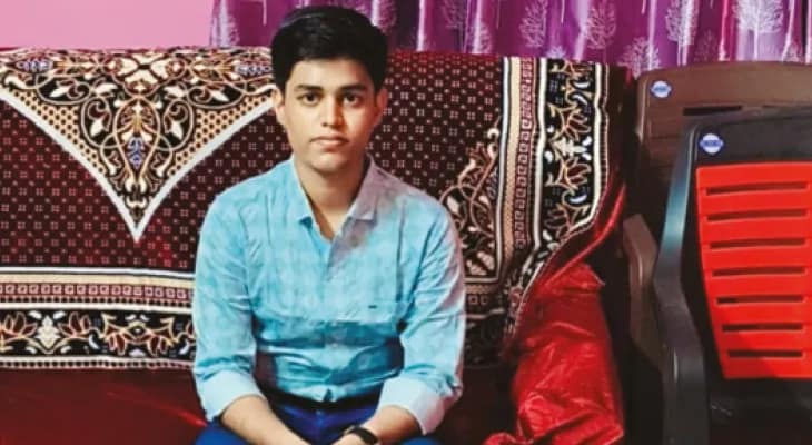 উচ্চ মাধ্যমিকের তৃতীয় সেমেস্টারে ষষ্ঠ স্থানাধিকারী ডোমকলের তুহিন
