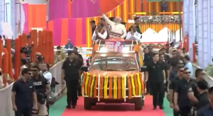 ছত্তিশগড়ে রাজ্য দিবস উপলক্ষে শোভাযাত্রায় প্রধানমন্ত্রী নরেন্দ্র মোদি