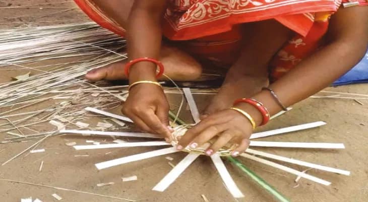কাঁকসার মাহালিপাড়ার বাঁশের শিল্পকে বাঁচাতে সাহায্যের দাবি