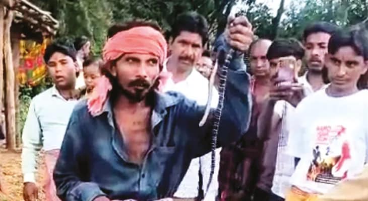 কালাচ নিয়ে কেরামতির ভিডিও! যুবককে সর্তক করল বন দপ্তর