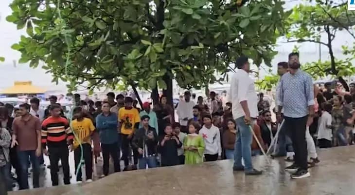 শাহরুখ খানের জন্মদিন: এসআরকে'কে এক পলক দেখার জন্য মন্নতের বাইরে ভিড় ভক্তদের