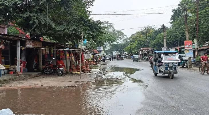 হেমতাবাদ সদরে নেই নিকাশিনালা জল জমছে রাজ্য সড়কের ধারে
