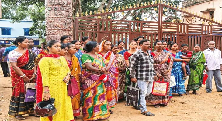 কোটি কোটি টাকা নয়ছয়, রাষ্ট্রায়ত্ত ব্যাঙ্কের দু’টি গ্রাহক পরিষেবা কেন্দ্র বন্ধ, বিক্ষোভ