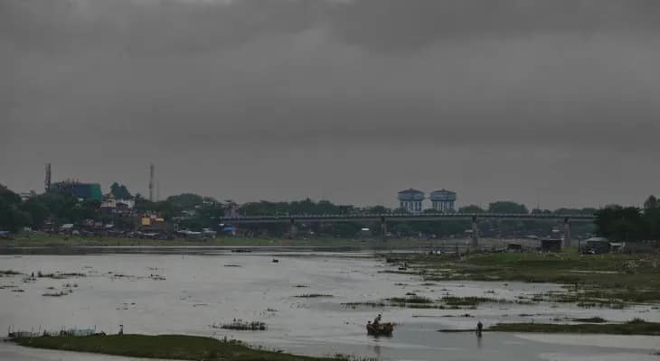 মহানন্দায় দূষণ বাড়ছে, হতাশ বাসিন্দারা