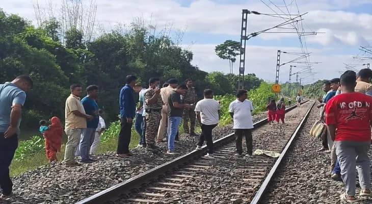 ৩ শিশুর মৃত্যুর ঘটনায় রেল আধিকারিকদের ঘিরে ক্ষোভ