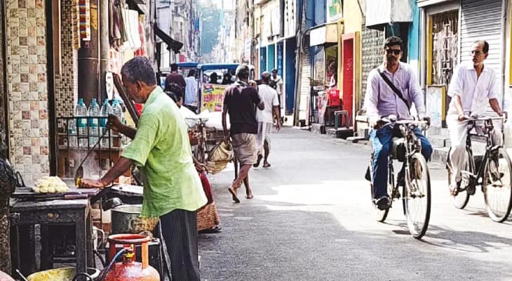 নবদ্বীপে সংকীর্ণ রাস্তার দু’পাশে উনুন ও গ্যাস জ্বালিয়ে ব্যবসা, আতঙ্কে শহরবাসী