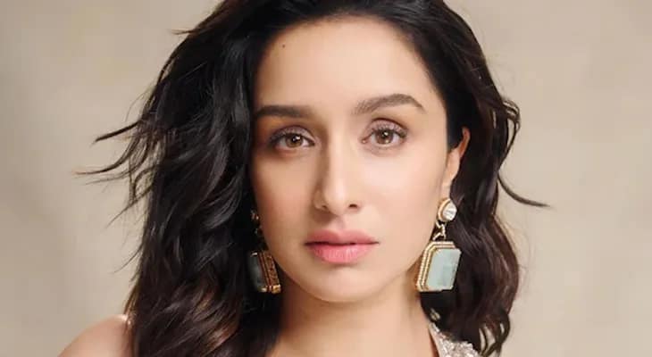 লোকশিল্পীর চরিত্রে