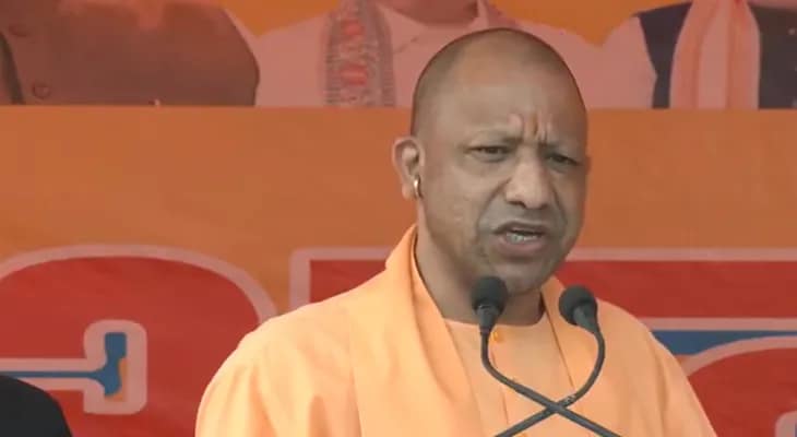 বিহারের দ্বারভাঙাতে একটি জনসভায় বক্তব্য রাখছেন উত্তরপ্রদেশের মুখ্যমন্ত্রী যোগী আদিত্যনাথ