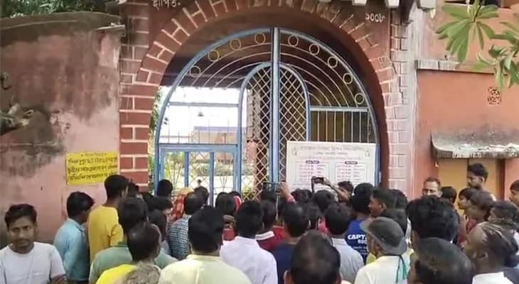 হোস্টেল থেকে ছাত্রের ঝুলন্ত দেহ উদ্ধার
