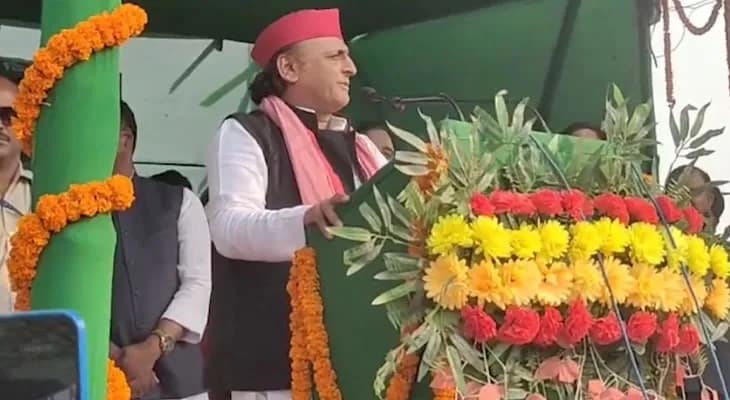 বিহারের সিওয়ানে সভায় বক্তব্য রাখছেন সপা প্রধান অখিলেশ যাদব