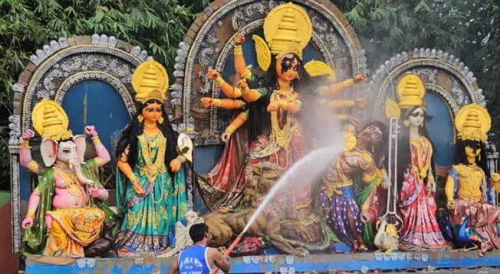 সোনারপুর থেকে নদীয়া যেতেই পারল না ২৩ ফুটের ঠাকুর, ২০ হাজার লিটার জলে গলিয়ে ফেলা হল মূর্তি
