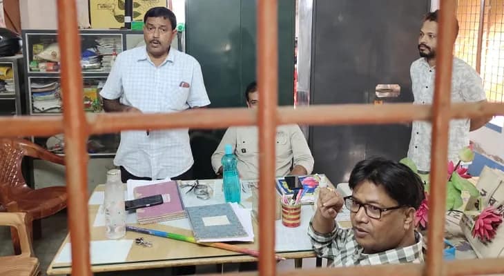 স্কুল শিক্ষকরা বিএলও, তালা দিয়ে আটকে রাখল গ্রামবাসীরা!