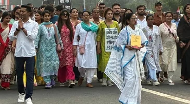সংবিধানকে আঁকড়ে ধরে রাস্তায় হাঁটছেন মমতা বন্দ্যোপাধ্যায়