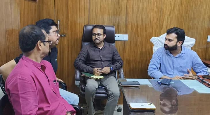 এসআইআর-এর কাজ খতিয়ে দেখতে মহিষাদল বিডিও অফিসে জেলাশাসক আনিস ঋষিন ইসমাইল