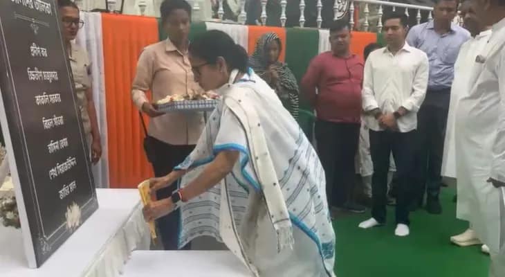 জোড়াসাঁকো পৌঁছাল তৃণমূলনেত্রী মমতা বন্দ্যোপাধ্যায়ের মিছিল