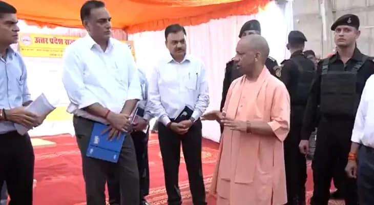 গোরক্ষপুরে গেলেন উত্তরপ্রদেশের মুখ্যমন্ত্রী যোগী আদিত্যনাথ
