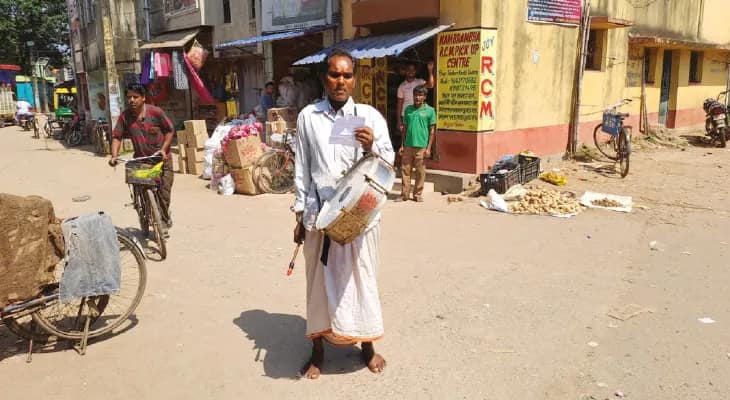 পুরুলিয়ায় সোশ্যাল মিডিয়ার যুগেও ঢ্যাঁড়া পিটিয়ে প্রচার করেন প্রৌঢ় তরণী কালিন্দী