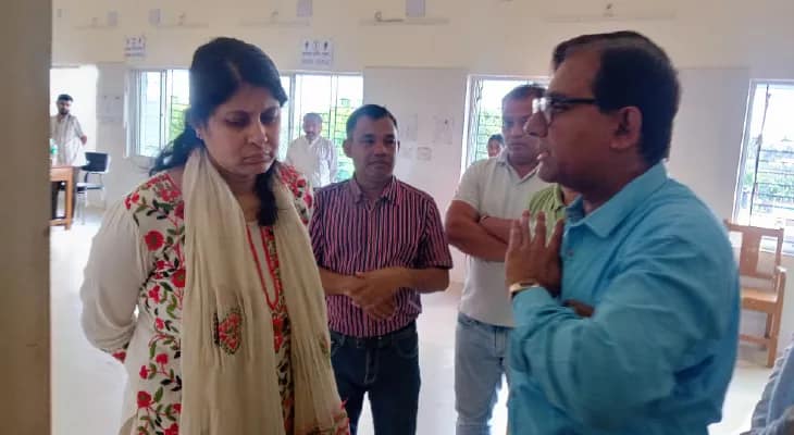 গাজোল হাসপাতাল পরিদর্শন জেলাশাসকের, জানলেন সমস্যা