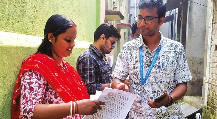 রাজ্য নির্বাচন কমিশনের তথ্য অনুযায়ী রাত ৮ টা পর্যন্ত প্রথম দিনে ইআর ফর্ম বিলি হয়েছে ৩০ লক্ষ