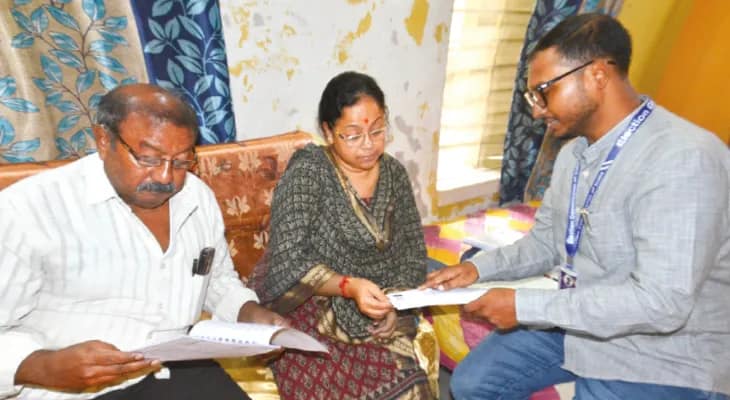 দক্ষিণ ২৪ পরগনা: ভোরের আলো ফুটতেই ভোটারদের দুয়ারে ফর্ম হাতে হাজির বিএলও’রা