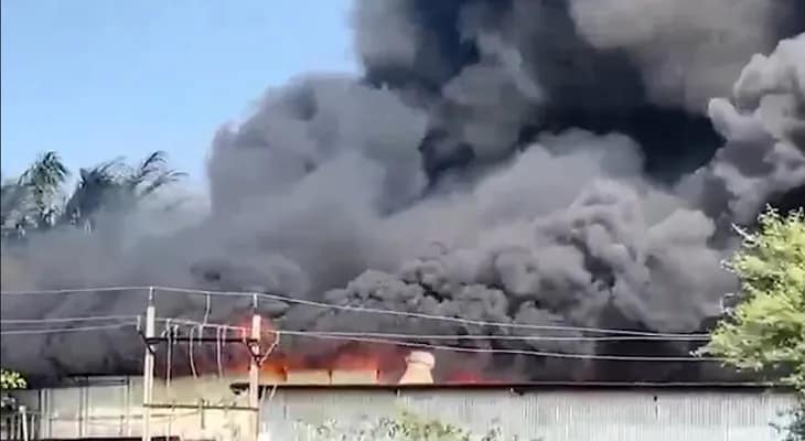 ইন্দোরের সিহাসা গ্রামে ভয়াবহ অগ্নিকাণ্ড, কেমিক্যাল ফ্যাক্টরি থেকেই ছড়াল আগুন, ঘটনাস্থলে দমকল