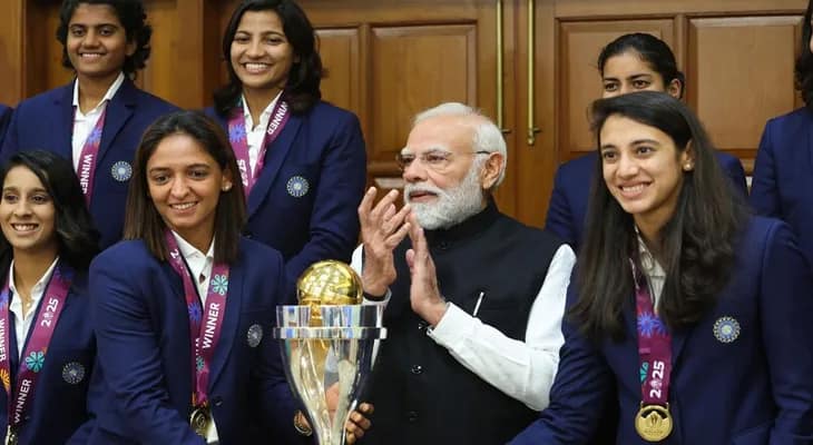 মহিলা বিশ্বকাপজয়ী টিমের সঙ্গে সাক্ষাৎ করলেন প্রধানমন্ত্রী নরেন্দ্র মোদি