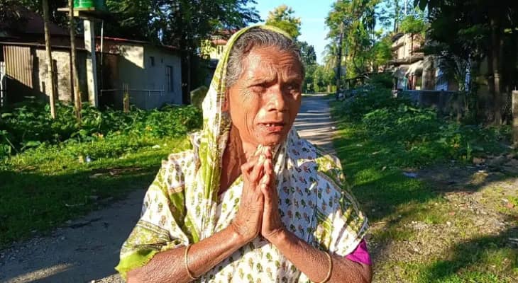 ‘ভোটের কাগজ পাচ্ছি না’, প্রধানের সামনে কান্না বৃদ্ধার