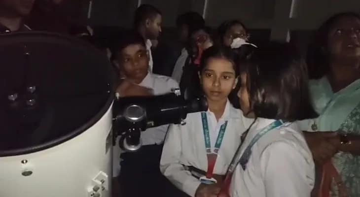 টেলিস্কোপের মাধ্যমে চাঁদ ও শনি গ্রহ দেখার সুযোগ পেয়ে ভিড়