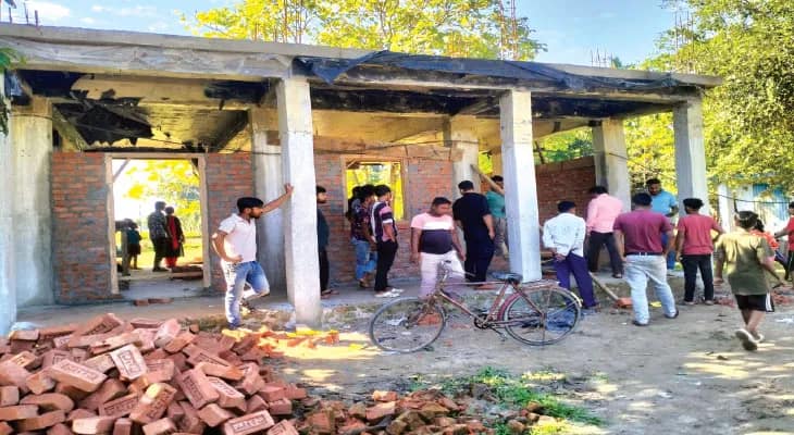 নির্মীয়মাণ ক্লাসঘরের দু’দিকের দেওয়াল ভেঙে দিল দুষ্কৃতীরা