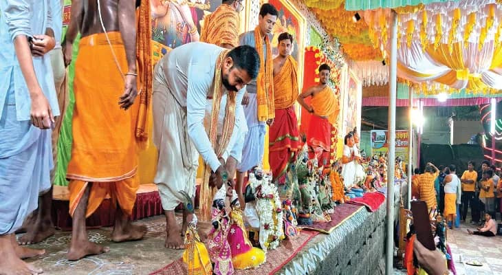 মল্লরাজ বীরহাম্বির ‘বৃন্দাবন’ বিষ্ণুপুরে শুরু রাস উৎসব, ৫৬ জোড়া দেব-দেবীর প্রদর্শন