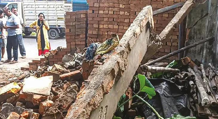 বুলডোজার চালিয়ে সিপিএমের অফিস গুঁড়িয়ে দিল দুষ্কৃতীরা