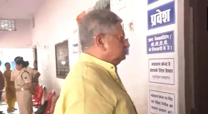 বিহারের বিধানসভা নির্বাচন: ভোট দিলেন কেন্দ্রীয় মন্ত্রী রাজীব রঞ্জন সিং