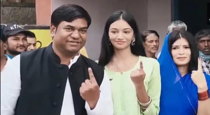 বিহারের বিধানসভা নির্বাচন: সপরিবারে ভোট দিলেন ভিআইপি দলের প্রধান তথা মহাগঠবন্ধনের উপ মুখ্যমন্ত্রী পদপ্রার্থী মুকেশ সাহানি