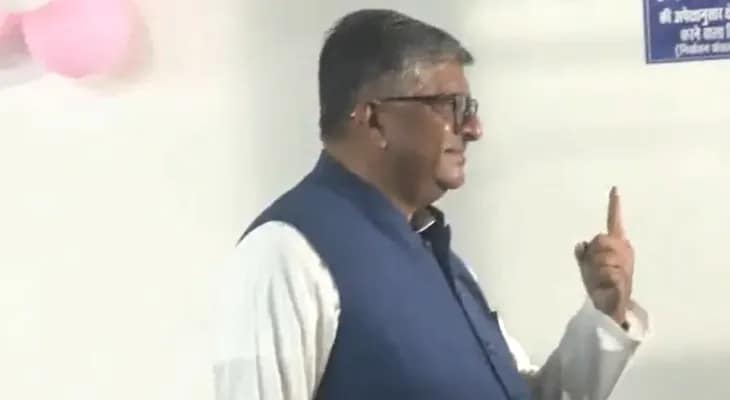 বিহারের বিধানসভা নির্বাচন (প্রথম দফা): পাটনায় ভোট দিলেন বিজেপি সাংসদ রবীশঙ্কর প্রসাদ