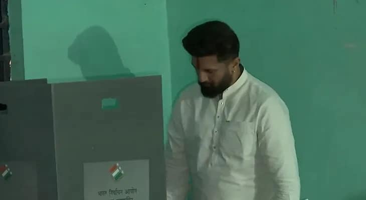বিহারের বিধানসভা নির্বাচন (প্রথম দফা): ভোট দিলেন কেন্দ্রীয় মন্ত্রী তথা এলজেপি(রামবিলাস) প্রধান চিরাগ পাসোয়ান
