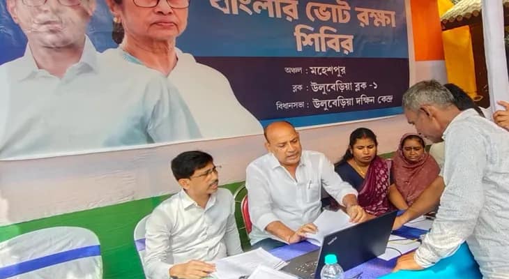হাওড়ার উলুবেড়িয়া দক্ষিণ বিধানসভার মহেশপুরে বাংলার ভোট রক্ষা শিবিরে উপস্থিত রাজ্যের মন্ত্রী পুলক রায়