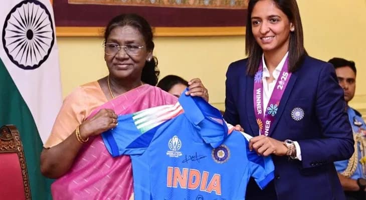 রাষ্ট্রপতি দ্রৌপদী মুর্মুকে জার্সি উপহার দিলেন ভারতীয় মহিলা ক্রিকেট দলের বিশ্বকাপজয়ী অধিনায়ক হরমনপ্রীত কাউর