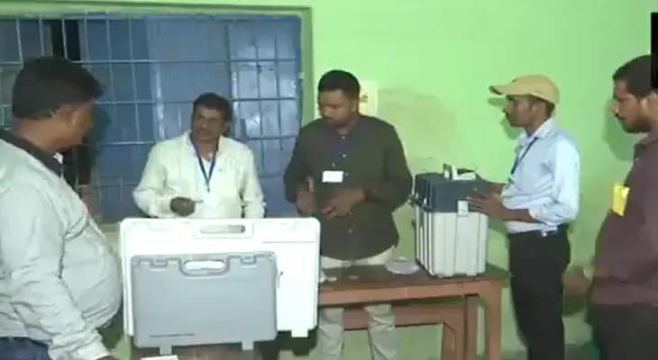 বিহারের বিধানসভা নির্বাচন (প্রথম দফা): দ্বারভাঙায় একটি বুথে ভোট শেষে ইভিএম সিল করছেন ভোটকর্মীরা