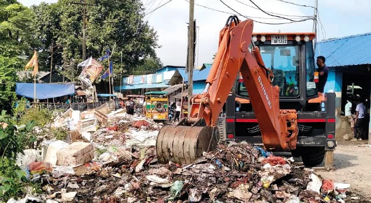 বর্তমান-এর খবরের জের, ময়নাগুড়ির ১৬ নম্বর ওয়ার্ড থেকে পরিষ্কার হল বর্জ্যের স্তূপ