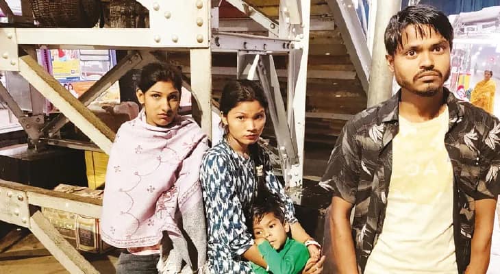 এসি কোচে রিলাক্স মুডে ২ তরুণী, ব্যাগের ভিতর ভর্তি গাঁজা!