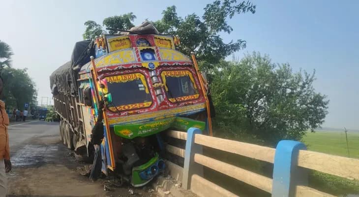 মুর্শিদাবাদের খড়গ্রামে নিয়ন্ত্রণ হারিয়ে ব্রিজের উপর উঠে গেল একটি ট্রাক