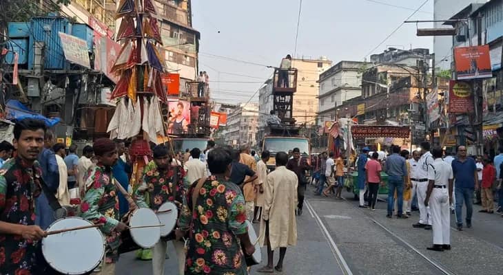 মিছিলের কারণে মহাত্মা গান্ধী রোডে আপাতত যান চলাচল বন্ধ