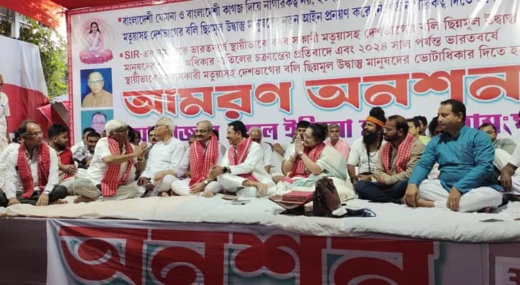 ঠাকুরনগরের ঠাকুরবাড়িতে মতুয়া অনশন মঞ্চে বাম ও কংগ্রেসের প্রতিনিধিরা