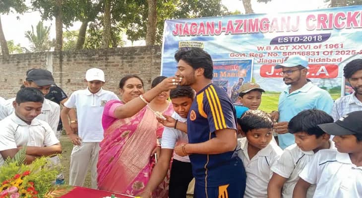 বিশ্বজয়ী দলের সদস্য ফিরতেই উচ্ছ্বসিত জিয়াগঞ্জের বাসিন্দারা
