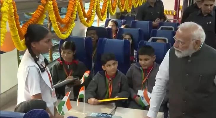 বারাণসী থেকে খাজুরাহোগামী বন্দে ভারতে উঠেছেন মোদি, কথা বলছেন ট্রেনে থাকা শিশুদের সঙ্গে