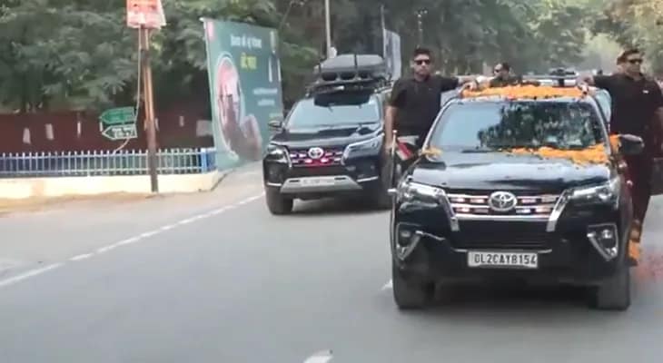 উত্তরপ্রদেশের বারাণসীতে রোড শো করছেন প্রধানমন্ত্রী নরেন্দ্র মোদি
